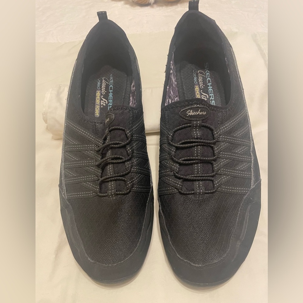 Women’s Skechers Black Classic Fit sz11